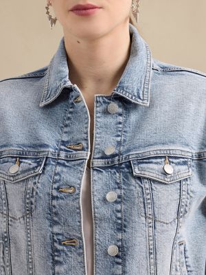 Women's Cropped Denim Jacket in Daydreaming alternative view 2